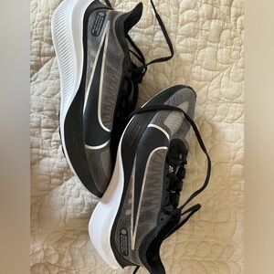 Womens Nike zoom gravity sneakers size 7.5